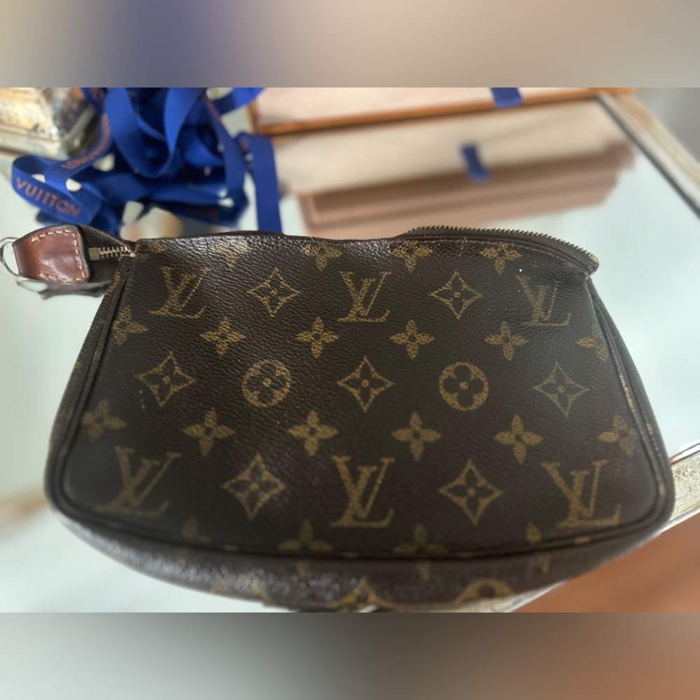 - 100% Authentic Vintage Louis Vuitton Pochette Accessories. Hard to find!